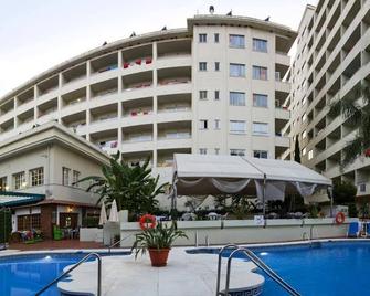 Aluasun Costa Park - טורמולינוס - בריכה