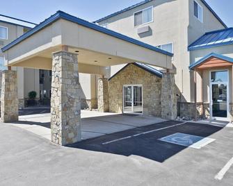 Yellowstone West Gate Hotel - ווסט ילוסטון - בניין
