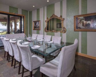 Kemah Bayfront Estate with Heated Pools, Private Pier and Walk to the Boardwalk! - Kemah - Dining room