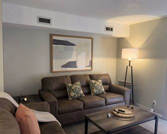 Ft Novosel 9 miles away. Quiet 2-bedroom Townhouse in Enterprise with WiFi, AC - Enterprise - Wohnzimmer
