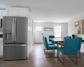 3 BR in the Heart of Middletown, Minutes from Beach! - Middletown - Dining room