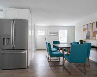 3 BR in the Heart of Middletown, Minutes from Beach! - Middletown - Dining room