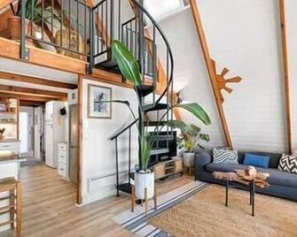 Birch bAy Frame, Oceanview, Beach Access, 3 beds, 1 bath - Blaine - Living room