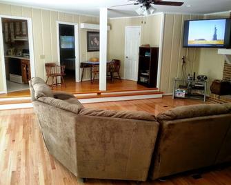 Lake House Near Clemson Private Boat Dock Wifi 65\' Tv Grill Kayaks Deep Water - Seneca - Living room