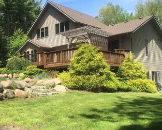 Acorn Lodge Private Riverfront & Trails is an exclusive Retreat & Reunion venue. - Lapeer