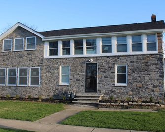 Lakefront Gem - Free Boat Launch: 2BR Paradise - Walk to Beach & Fish Lake Erie! - Lorain - Edificio