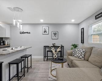 Boho- Minimalist villa - Tampa - Living room