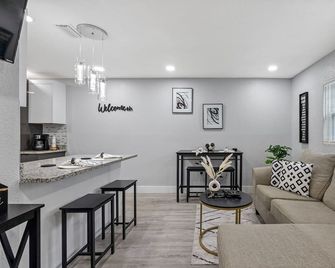 Boho- Minimalist villa - Tampa - Pokój dzienny