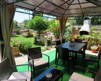 B&B L'Asfodelo - Villa San Pietro - Patio