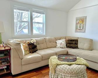 Sunny Cottage: Fire pit, close to biking & walking trails and historic downtown. - Oskaloosa - Sala de estar