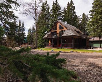 #140 Three Bedroom Chalet - Hinton - Building