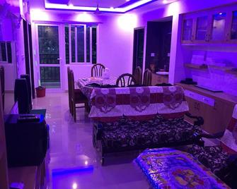 Stunning 2-Bed Apartment in Thiruvananthapuram - Vettoor - Sala de estar