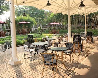 Java Palace Hotel - Bekasi - Uteplats