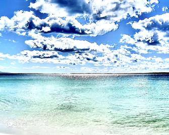 Laguna Blue Beach House-Wifi-Beach Access - Hyams Beach - Plaża