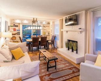 Charming 4-bedroom, family-friendly home in Excelsior. Walkable to everything. - Excelsior - Huiskamer