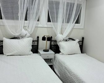 Serenity 3 Bedroom with king size bed, Ifit bike and Massage Table - Springfield