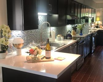 Modern Palm Springs Condo Just A Short Walk From Downtown - Palm Springs - Cuisine