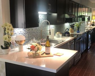 Modern Palm Springs Condo Just A Short Walk From Downtown - Palm Springs - Cozinha