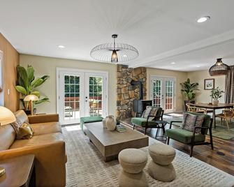 Bath House Cabin - Hot tub, Sauna, 2 King suites - Berkeley Springs - Living room