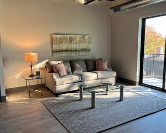 Serenity Stay in Luxury - Kalamazoo - Living room