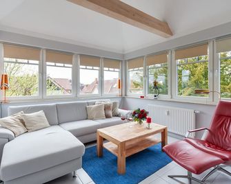 Am Horizont No 1 für 2-4 Pers, 2 Schlafz, Babybett, Südbalkon, kostenloser Parkplatz, 500 Meter zum Strand - Zingst - Living room