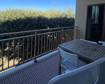 Villa Papini, seafront with 3 apartments and garden - San Vincenzo - Balkon