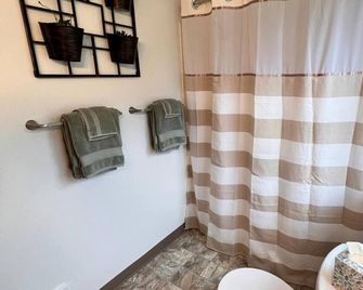 3br Home In Valley - King Beds & Bunk Beds - Juneau - Badkamer