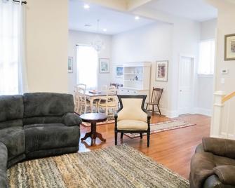 Near The French Quarter, Safest Neighborhood Sleeps 8-16 - Arabi - Living room