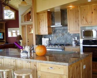 Spectacular Cannon Beach View Home - Life's a Beach - Cannon Beach - Kitchen