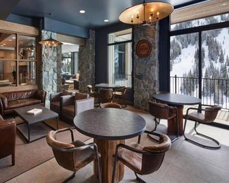 Perfect For Family Mountain Getaway! Room w/ Bunk Bed | Outdoor Hot Tub - Alta - Salon