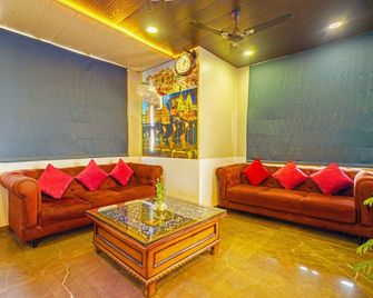 Treebo Saumendra Residency - Varanasi - Living room