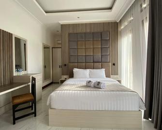 Toba Retreat Mansion & Villas - Parapat - Bedroom