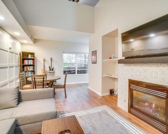 16 Mi to DIA Townhome with Fireplace in Aurora - Aurora - Sala de estar