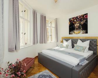 Exclusive Arthur vacation apartment in a historic townhouse in a prime central location! - Zeitz - Schlafzimmer