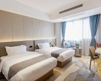 Greentree Eastern Hotel Chizhou Tonghui Plaza - Chizhou - Bedroom