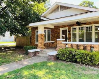 Montgomery House in Clarksville, AR - Clarksville - Budova