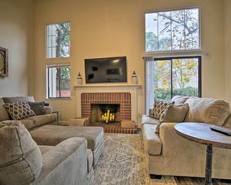 Well-Appointed Condo Across Street from UC Davis! - Davis - Living room