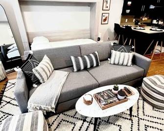 Cozy, spacious, and modern home with quick, convenient NYC Commute & parking! - North Bergen - Pokój dzienny