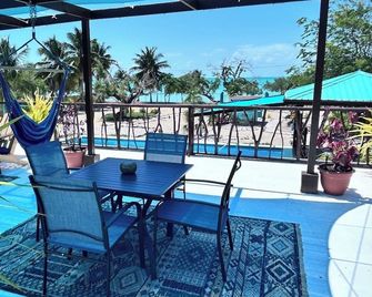 Seafront tropical luxury private Casita w/ pool Iguana Beach House Belize - Corozal - Balcón