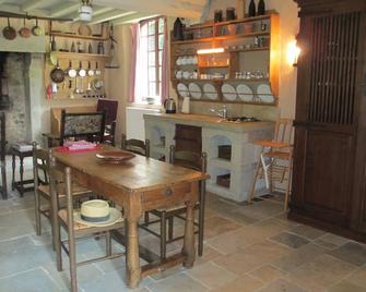 Charming guest house on the edge of woods, 15 minutes from the sea. - Négreville - Comedor