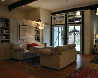 Enjoy peace in a large farmhouse, central location to amusement parks & heath - Hodenhagen - Obývací pokoj
