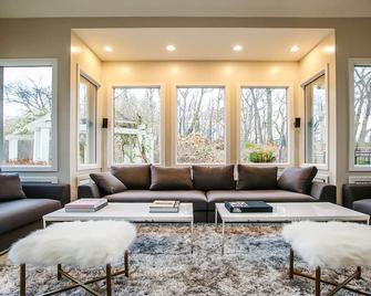 New! Gated 21 Acre Modern Luxury Estate Heated Pool Hot Tub Gym Movie Theater. - Rhinebeck - Living room