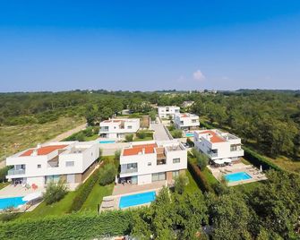 Villa with pool, in a quiet area, only 400 m from the beach - Karigador - Gebäude