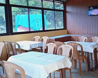 Pop Jungle Retreat Dandeli - Homestay - Dandeli - Restaurant