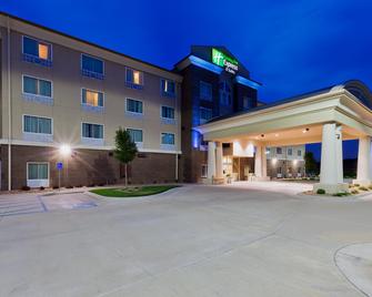 Holiday Inn Express & Suites Salina - Salina - Building