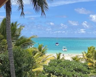 Beachfront Villa Miramar - Pointe d’Esny