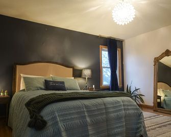 Cosy Nest Welcomes Pets. Comfortable Work-from-Home Space, & Garage Parking. - Minneapólis - Quarto