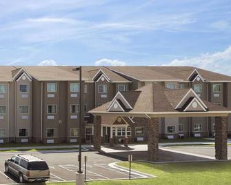 Fairmont Find: Budget-friendly Room With Free Breakfast and Free Parking - Fairmont - Budova