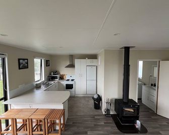 Peaceful Riverfront Cottage in Small Nor - Dargaville - Kitchen