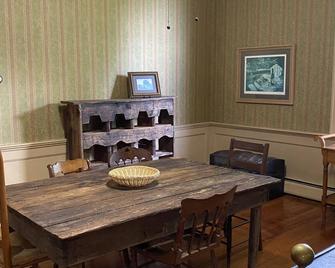 A charming turn of the century farmhouse in the heart of Lake Country. - South Hill - Eetruimte